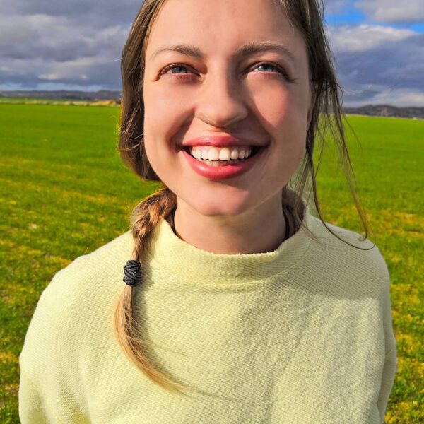 Una ragazza all'aperto che respira sorridendo con i filtri nasali