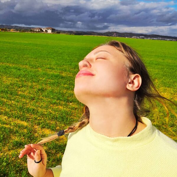 Una ragazza nella natura che respira con i filtri nasali